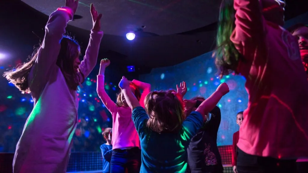 tinywow_neon-dance-kids-1024x576_80570314