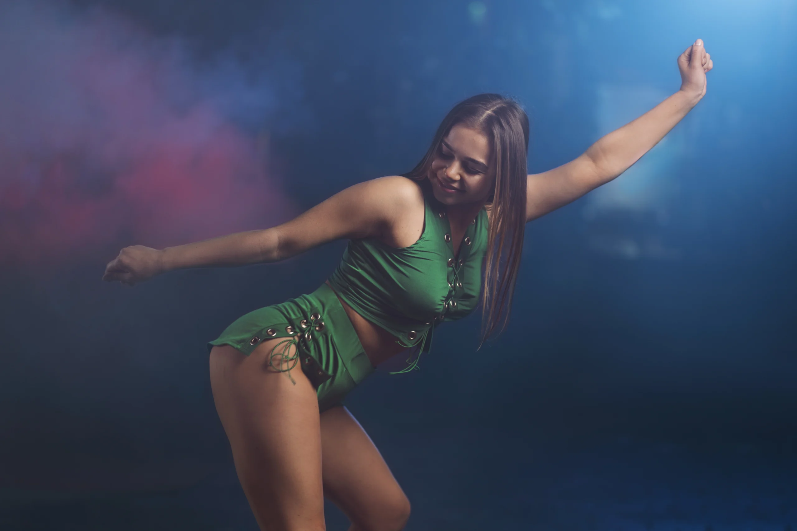 woman-dancing-twerking-indoor-party_1